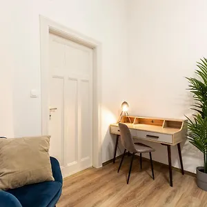 glamorous-modern-apartment-in-the-hearth-of-budapest.inbudapesthotels.com/